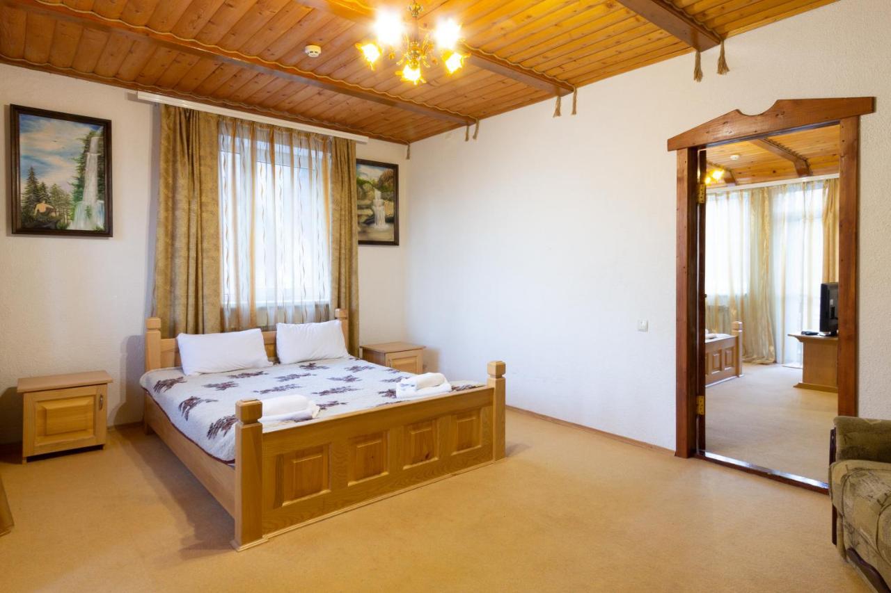 У Мар'Яни І Назара Hotel Yaremche Luaran gambar